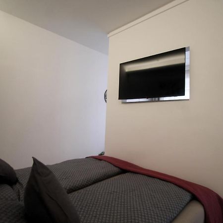 Modern Studio A Belvaros Koezepen Parkoloval- Kata Studioapartman Yanıkkale Dış mekan fotoğraf